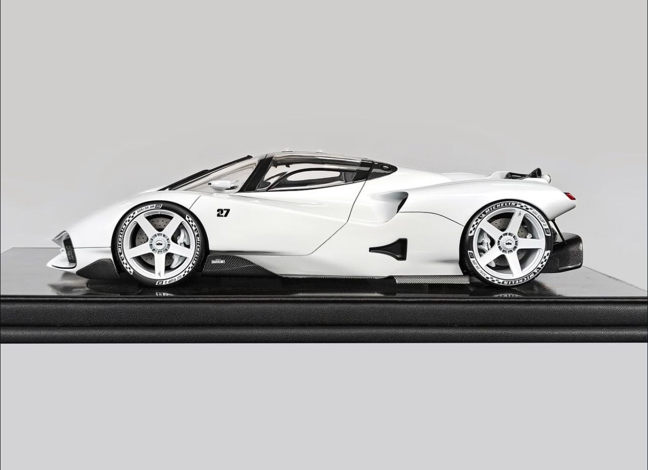 Frontiart 1:18 Nilu27 (White) - Preorder