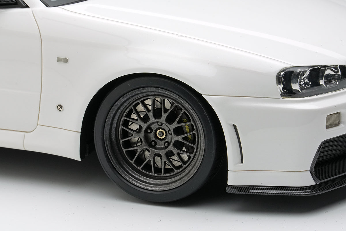 Makeup Co. 1:18 BUILT BY LEGENDS Mine's Skyline GT-R (BNR34) - White