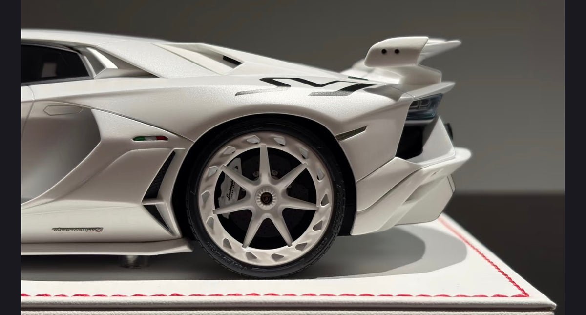 PREORDER 1:18 Lamborghini Aventador SVJ - Absolute White!