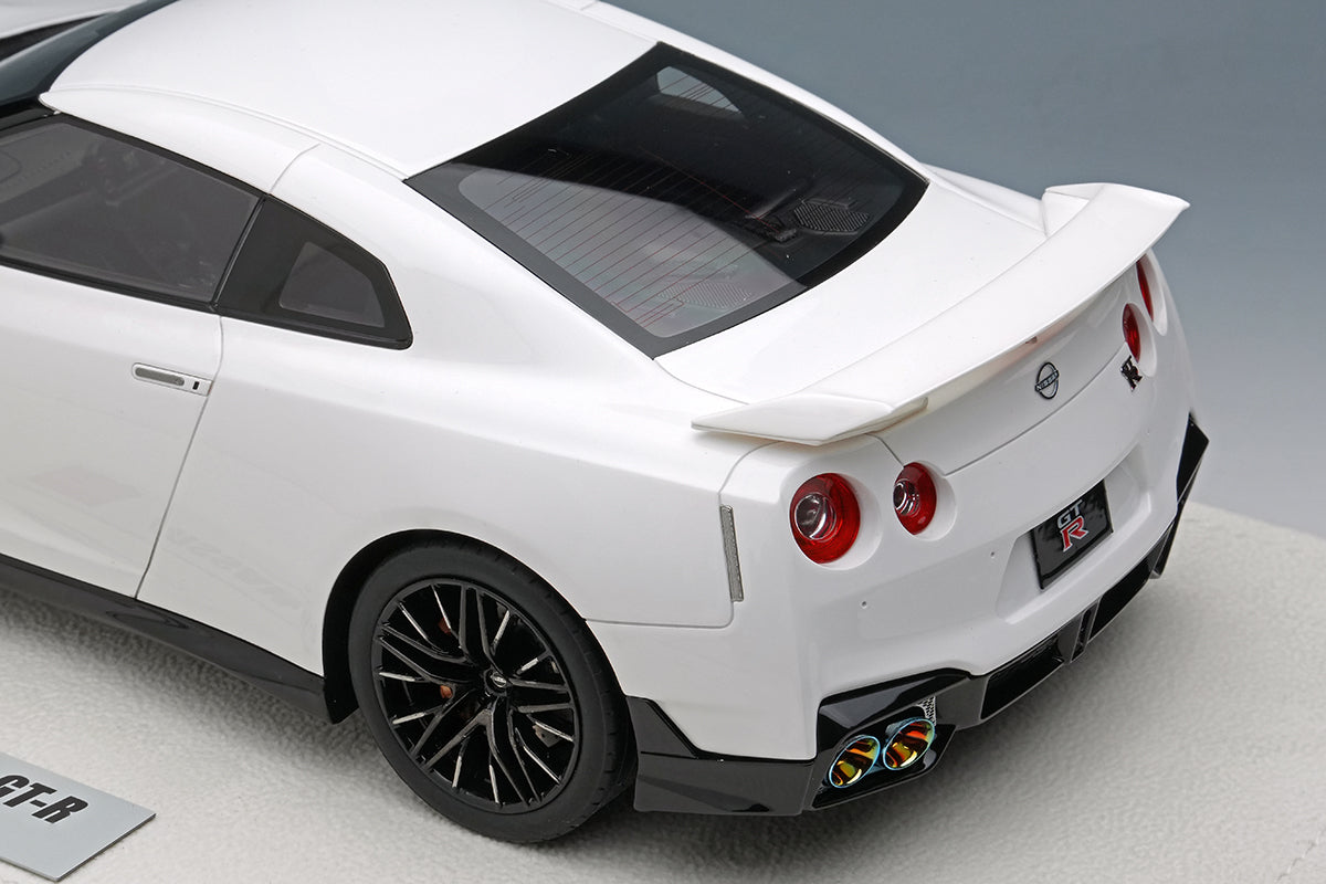 Makeup Co Ltd. 1:18 NISSAN GT-R Premium edition 2024 (Pearl White)