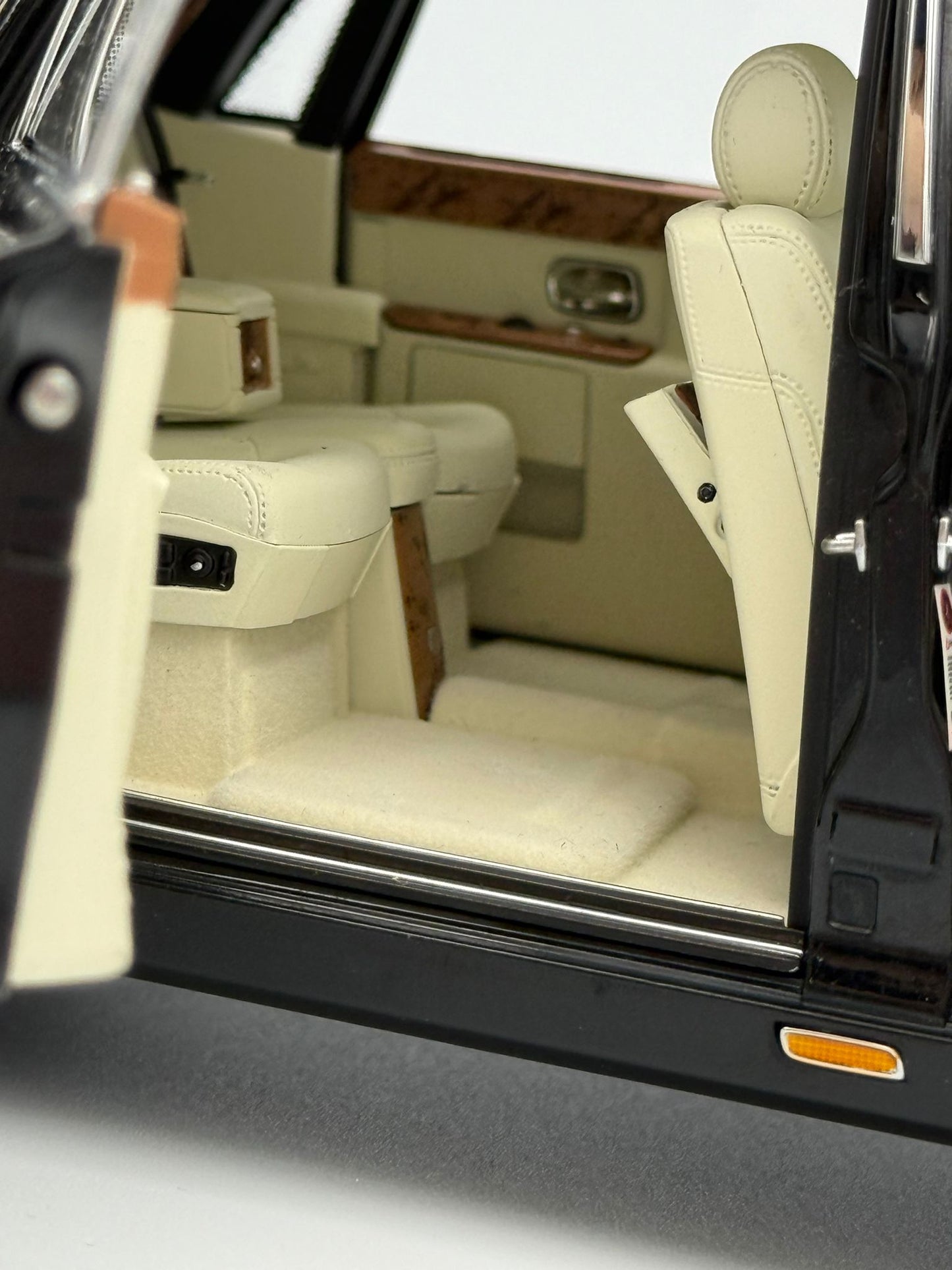 Kyosho Rolls-Royce Phantom EWB (Black/Silver)