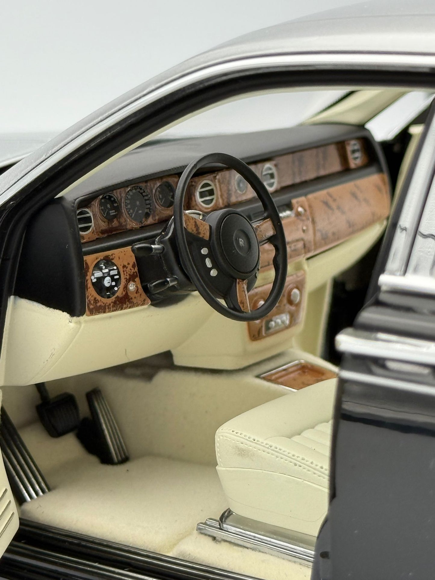 Kyosho Rolls-Royce Phantom EWB (Black/Silver)