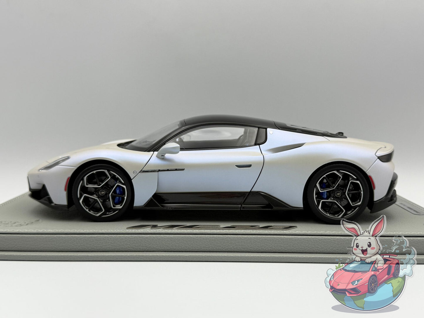 BBR 1:18 Maserati MC20 'OPEN/CLOSE' White Audace black roof