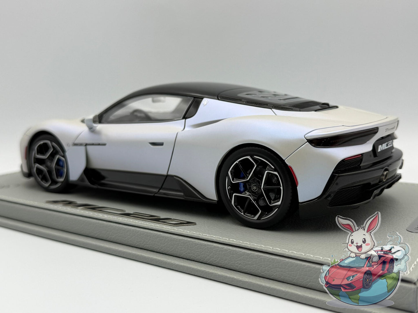 BBR 1:18 Maserati MC20 'OPEN/CLOSE' White Audace black roof