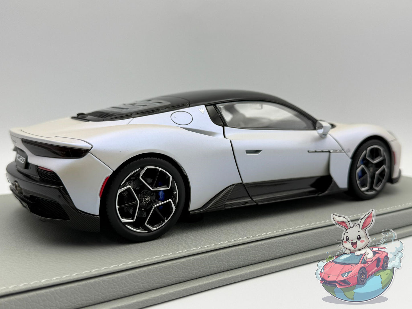 BBR 1:18 Maserati MC20 'OPEN/CLOSE' White Audace black roof