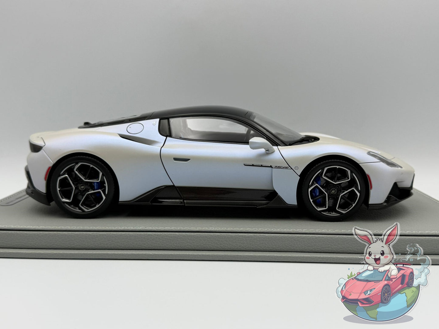 BBR 1:18 Maserati MC20 'OPEN/CLOSE' White Audace black roof