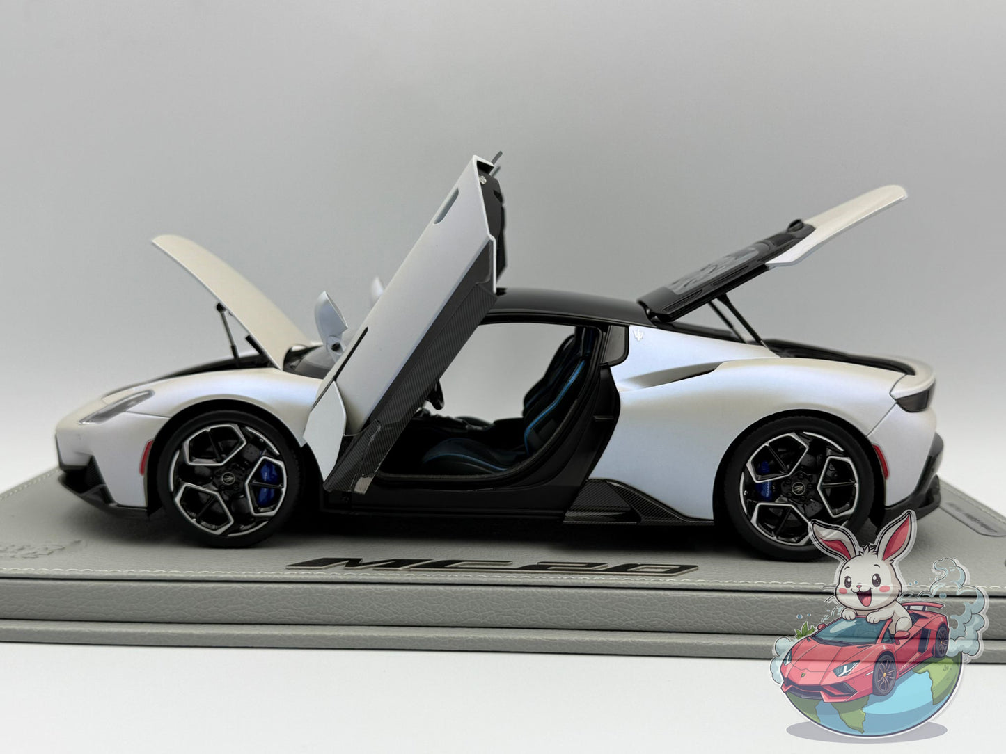 BBR 1:18 Maserati MC20 'OPEN/CLOSE' White Audace black roof