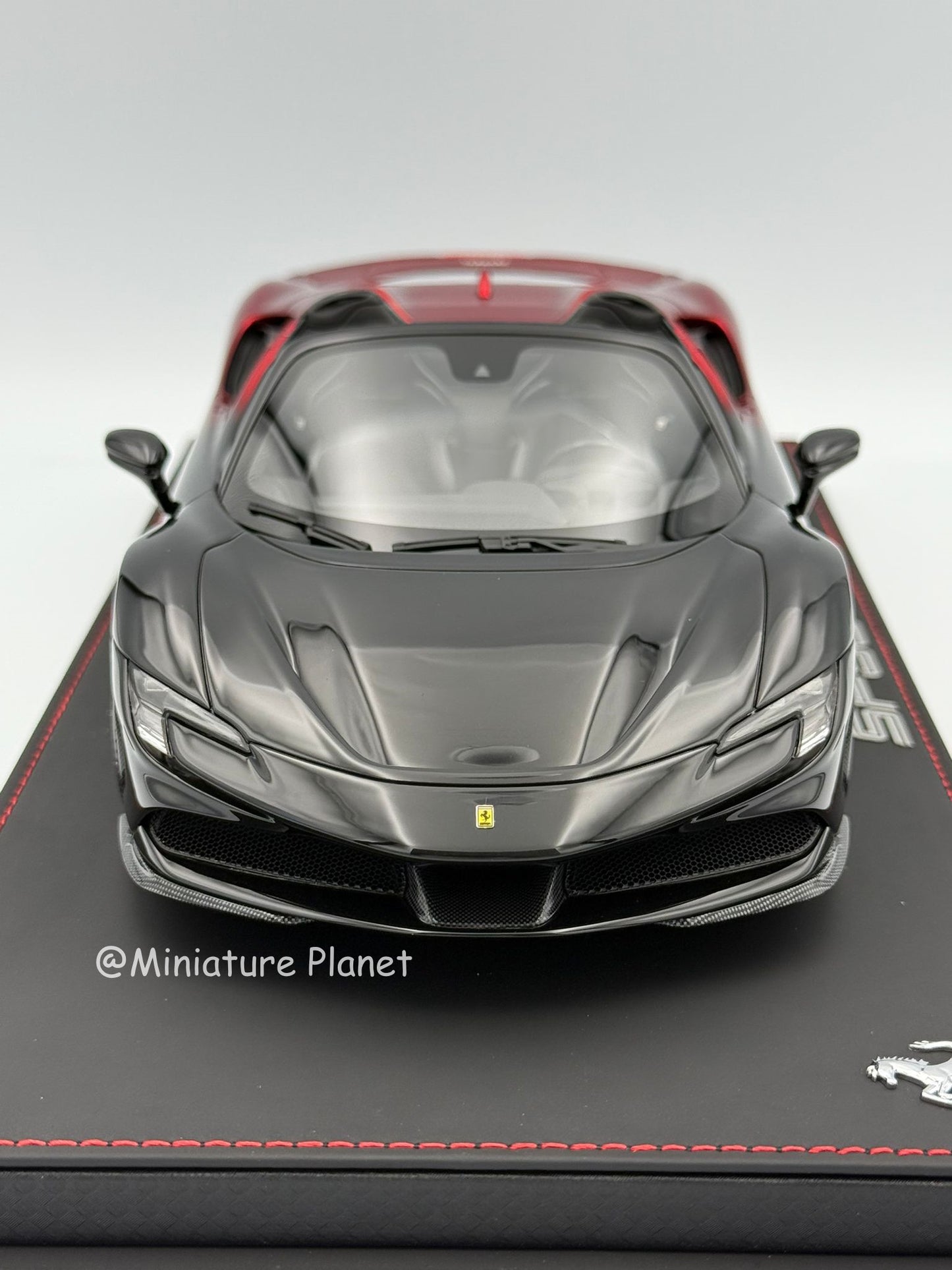 BBR 1:18 Ferrari SF90 Spider Rosso Magma Fade Black