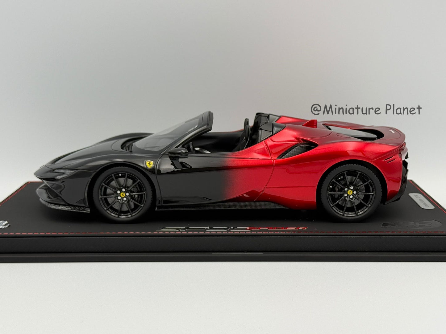 BBR 1:18 Ferrari SF90 Spider Rosso Magma Fade Black