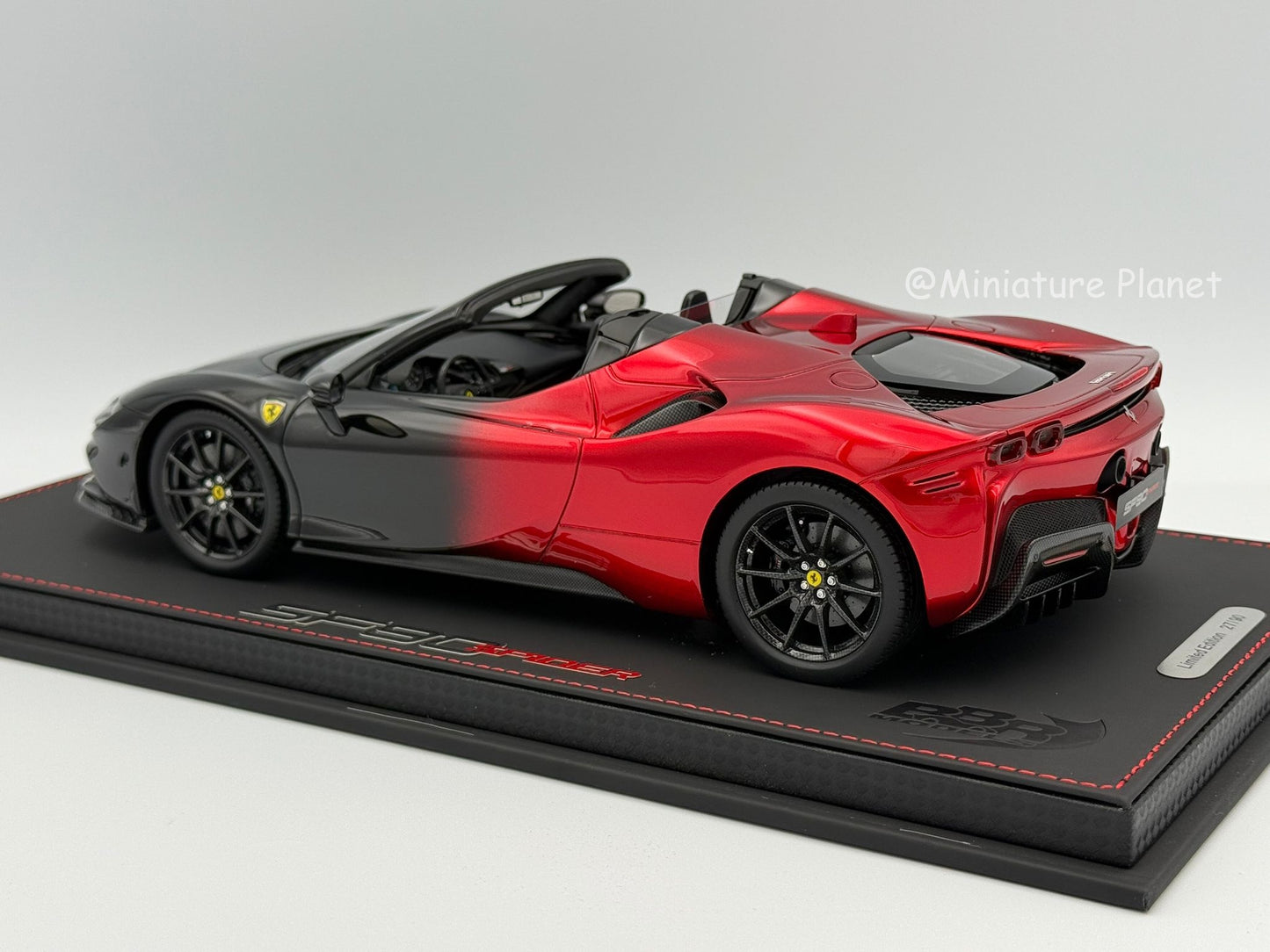 BBR 1:18 Ferrari SF90 Spider Rosso Magma Fade Black