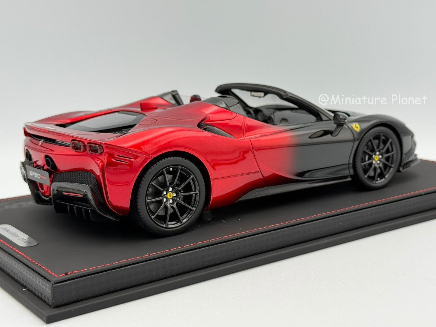 BBR 1:18 Ferrari SF90 Spider Rosso Magma Fade Black