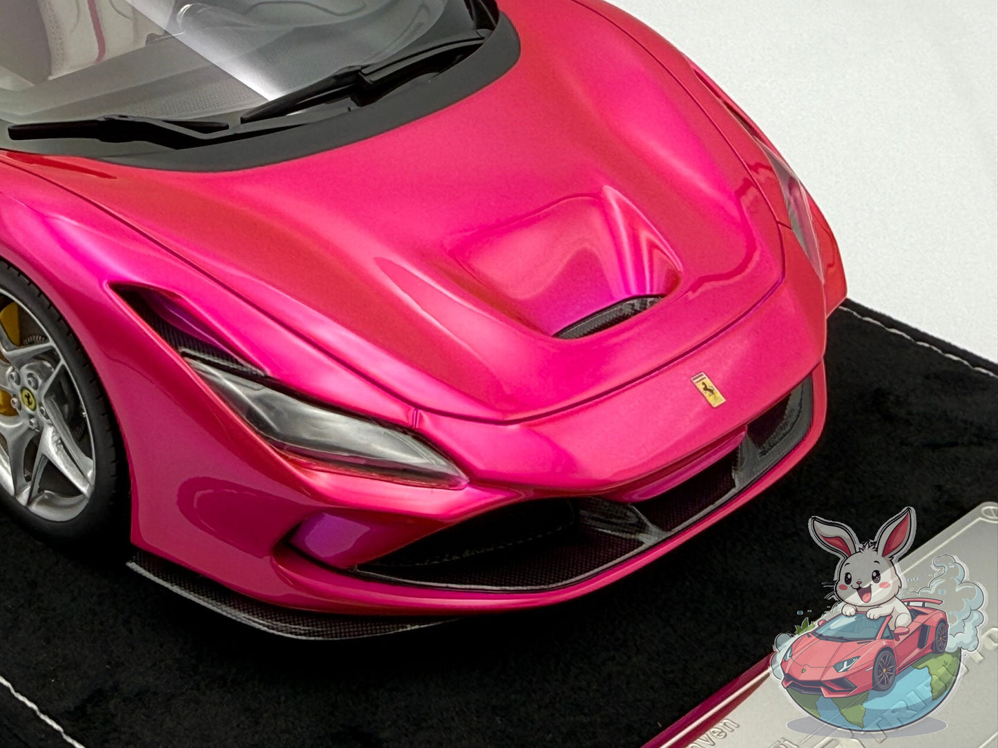 HH Model 1:18 Ferrari F8 Tributo (Flash Pink)