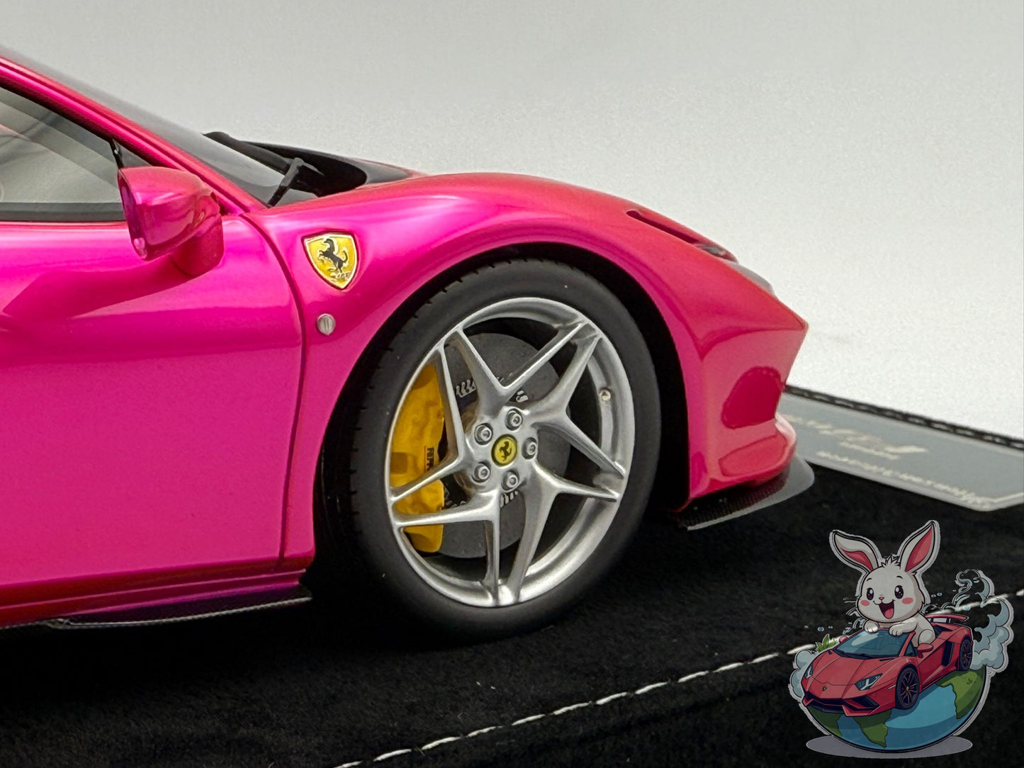 HH Model 1:18 Ferrari F8 Tributo (Flash Pink)