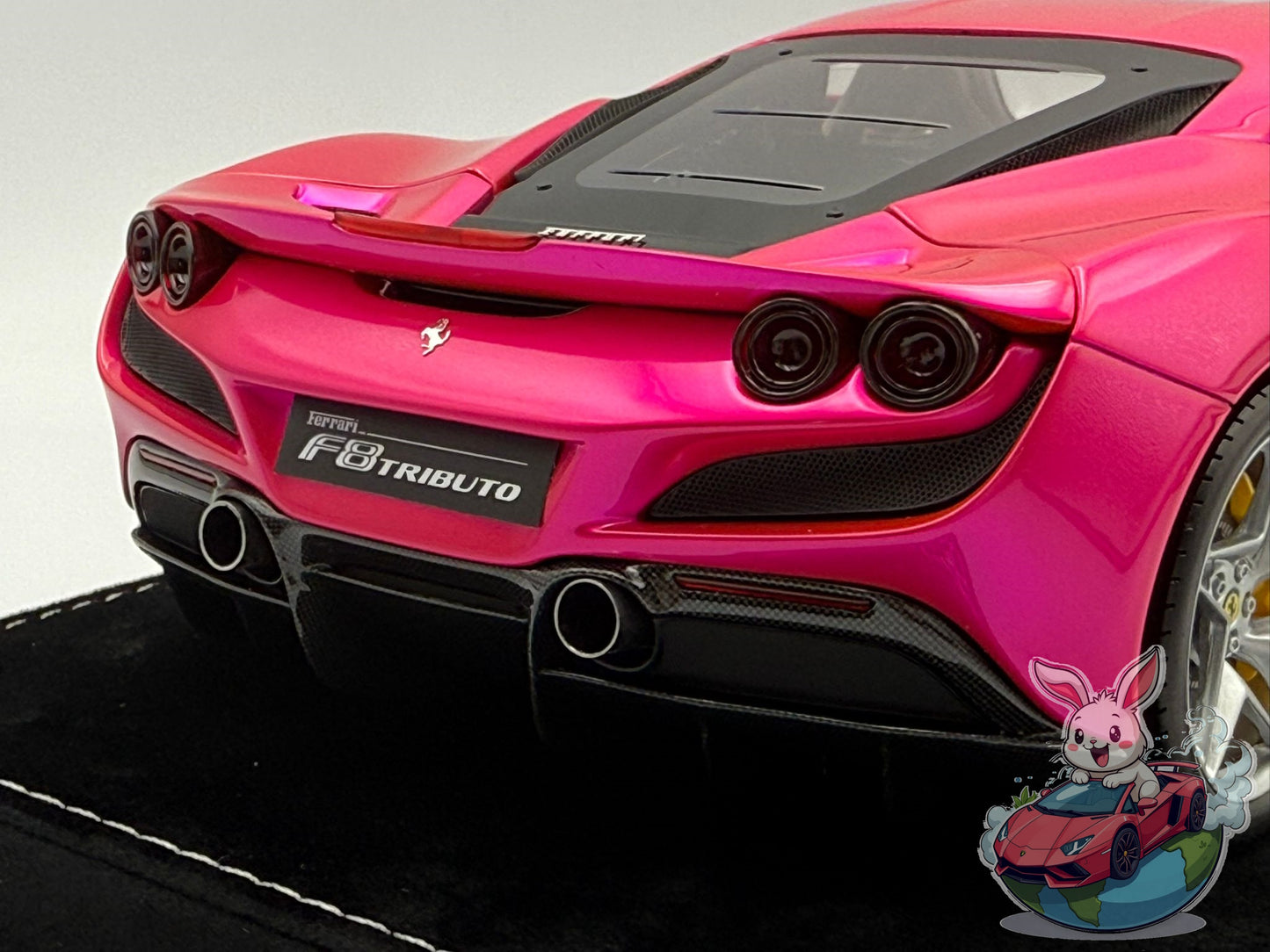 HH Model 1:18 Ferrari F8 Tributo (Flash Pink)