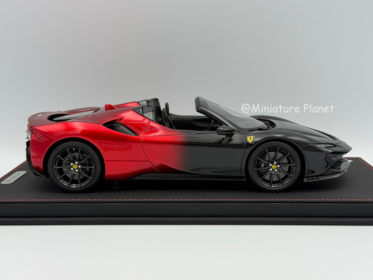 BBR 1:18 Ferrari SF90 Spider Rosso Magma Fade Black