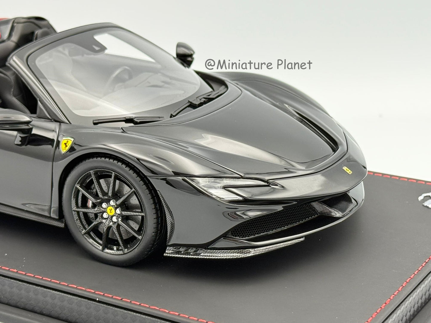 BBR 1:18 Ferrari SF90 Spider Rosso Magma Fade Black