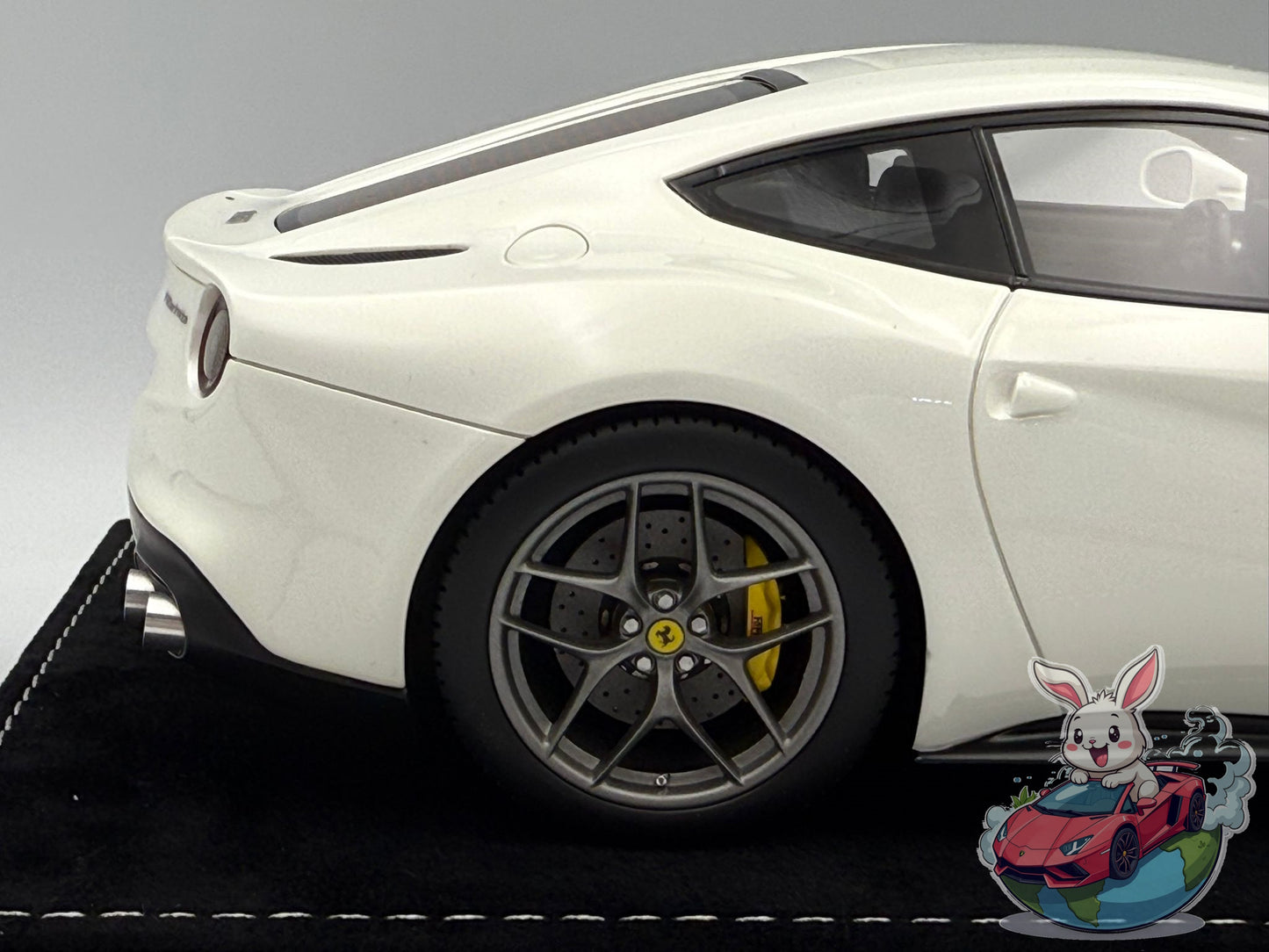HH Model 1:18 Ferrari F12 Berlinetta (Bianco Avus)