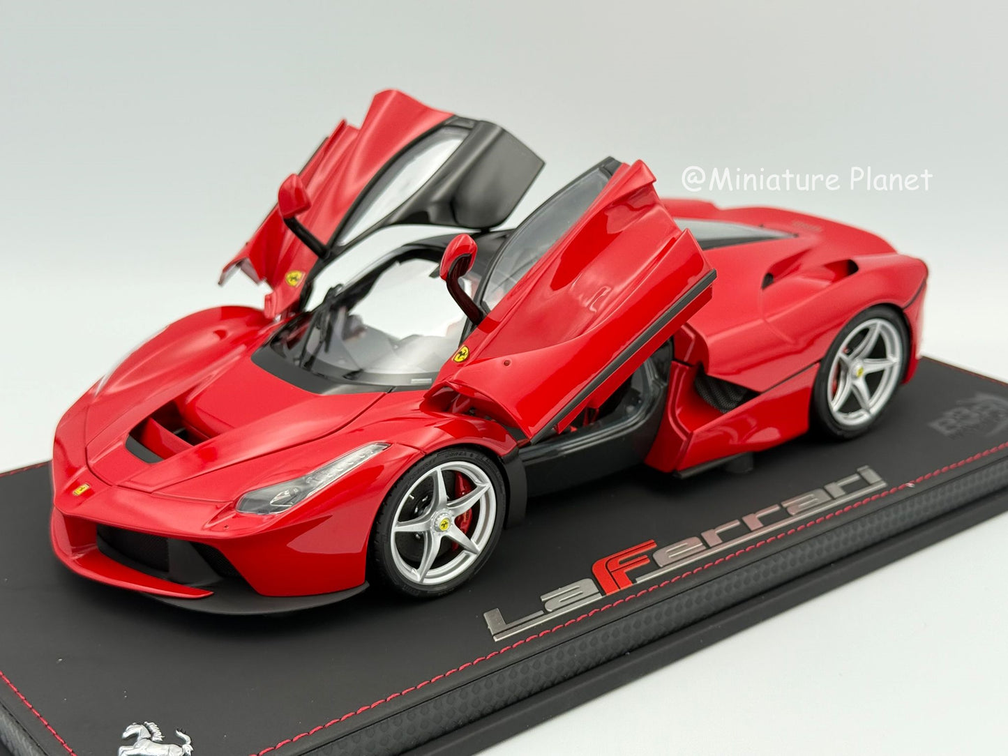 BBR 1:18 Ferrari Laferrari 'OPEN/CLOSE' Rosso Corsa 322