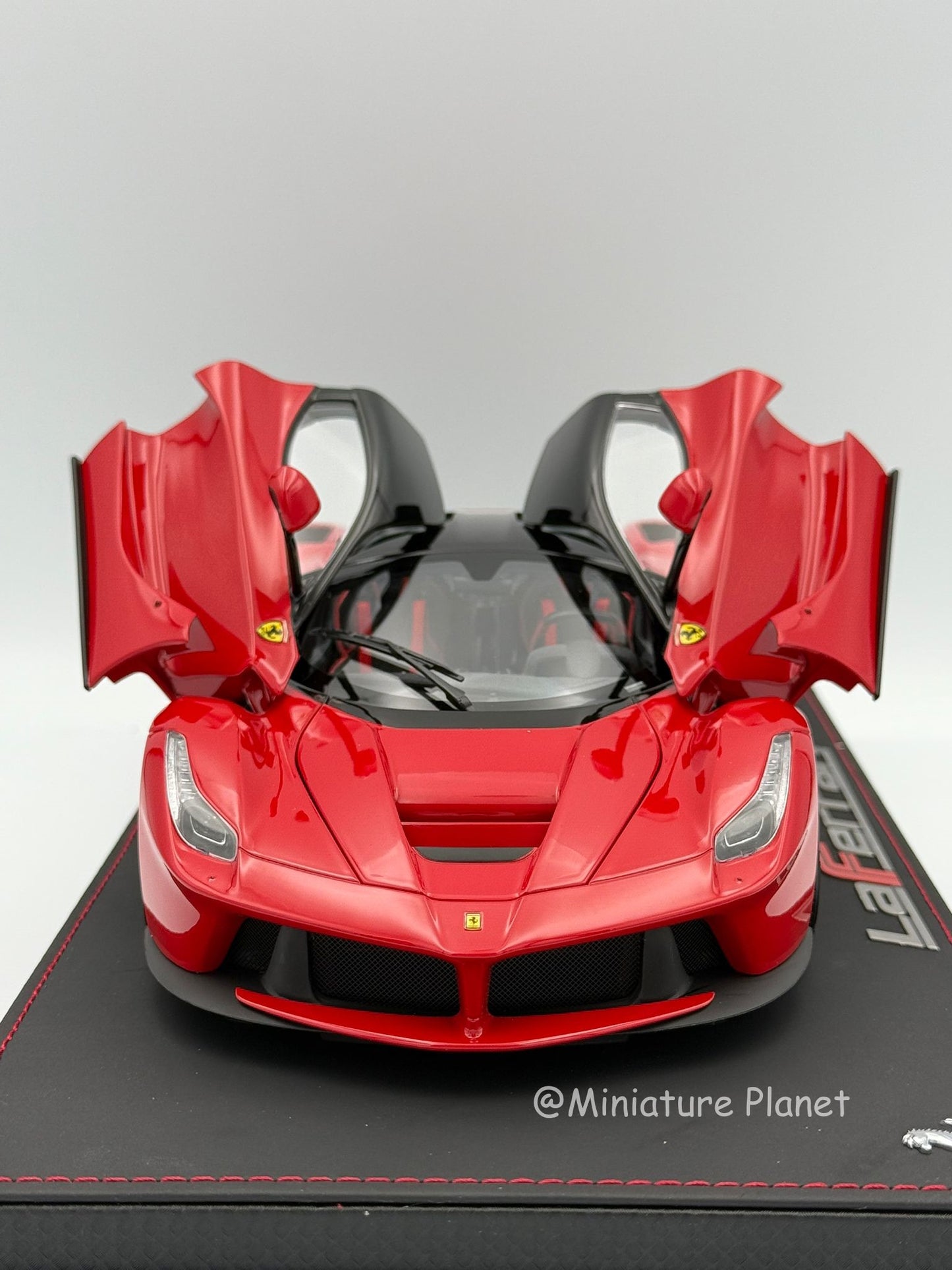 BBR 1:18 Ferrari Laferrari 'OPEN/CLOSE' Rosso Corsa 322