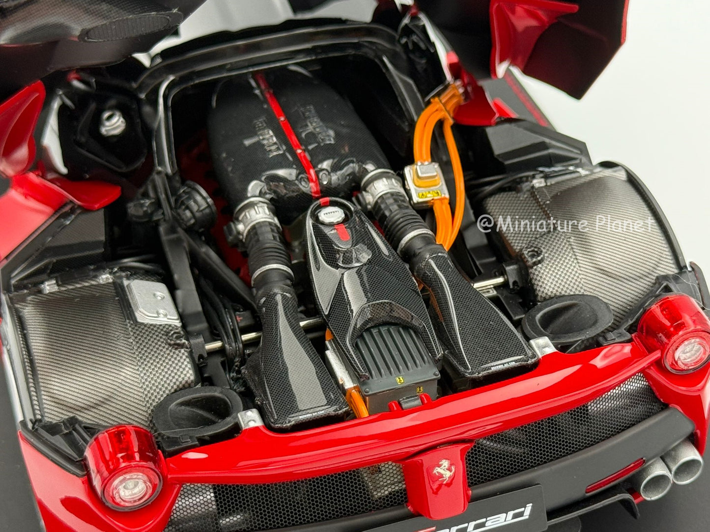 BBR 1:18 Ferrari Laferrari 'OPEN/CLOSE' Rosso Corsa 322
