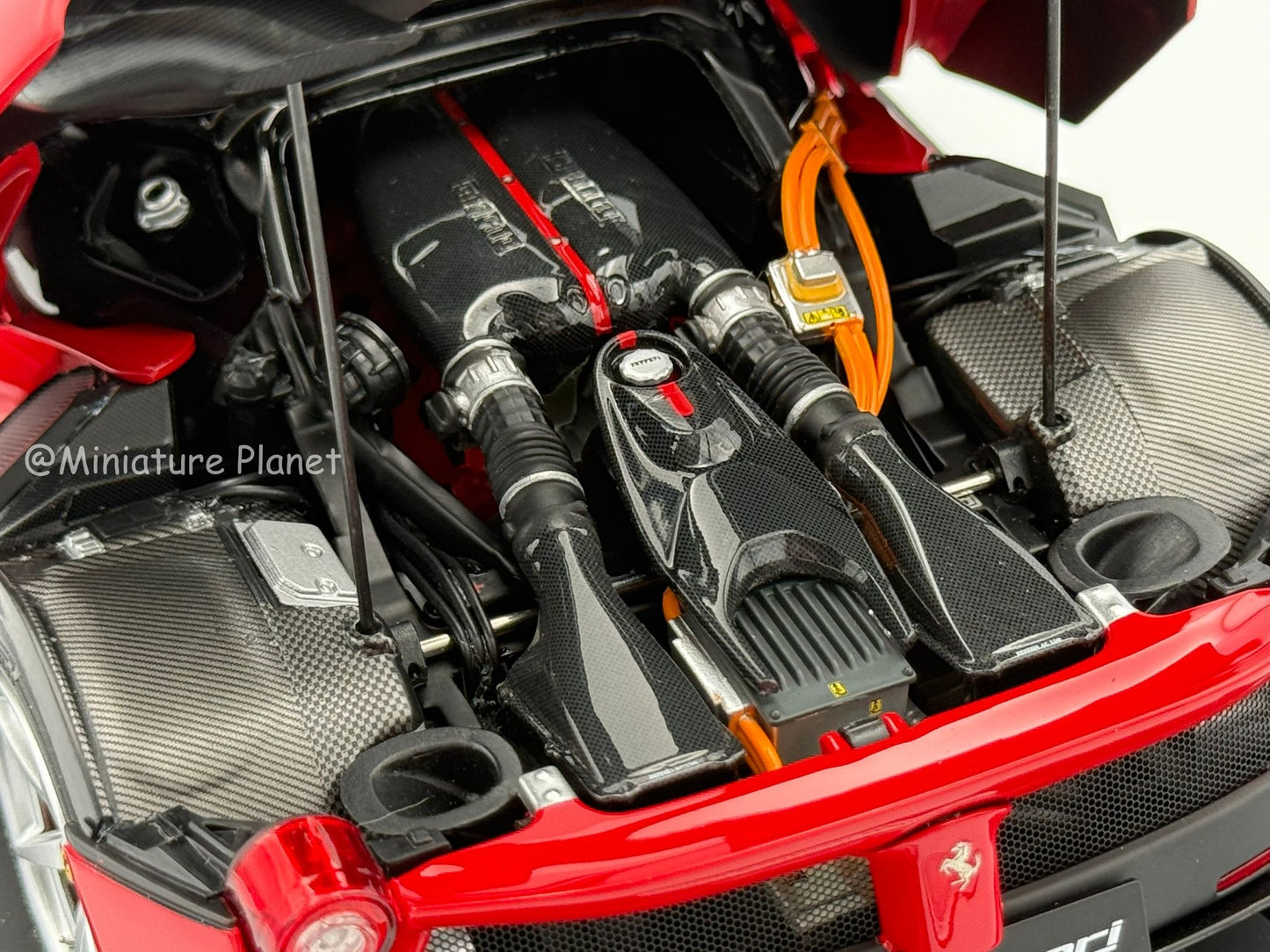 BBR 1:18 Ferrari Laferrari 'OPEN/CLOSE' Rosso Corsa 322