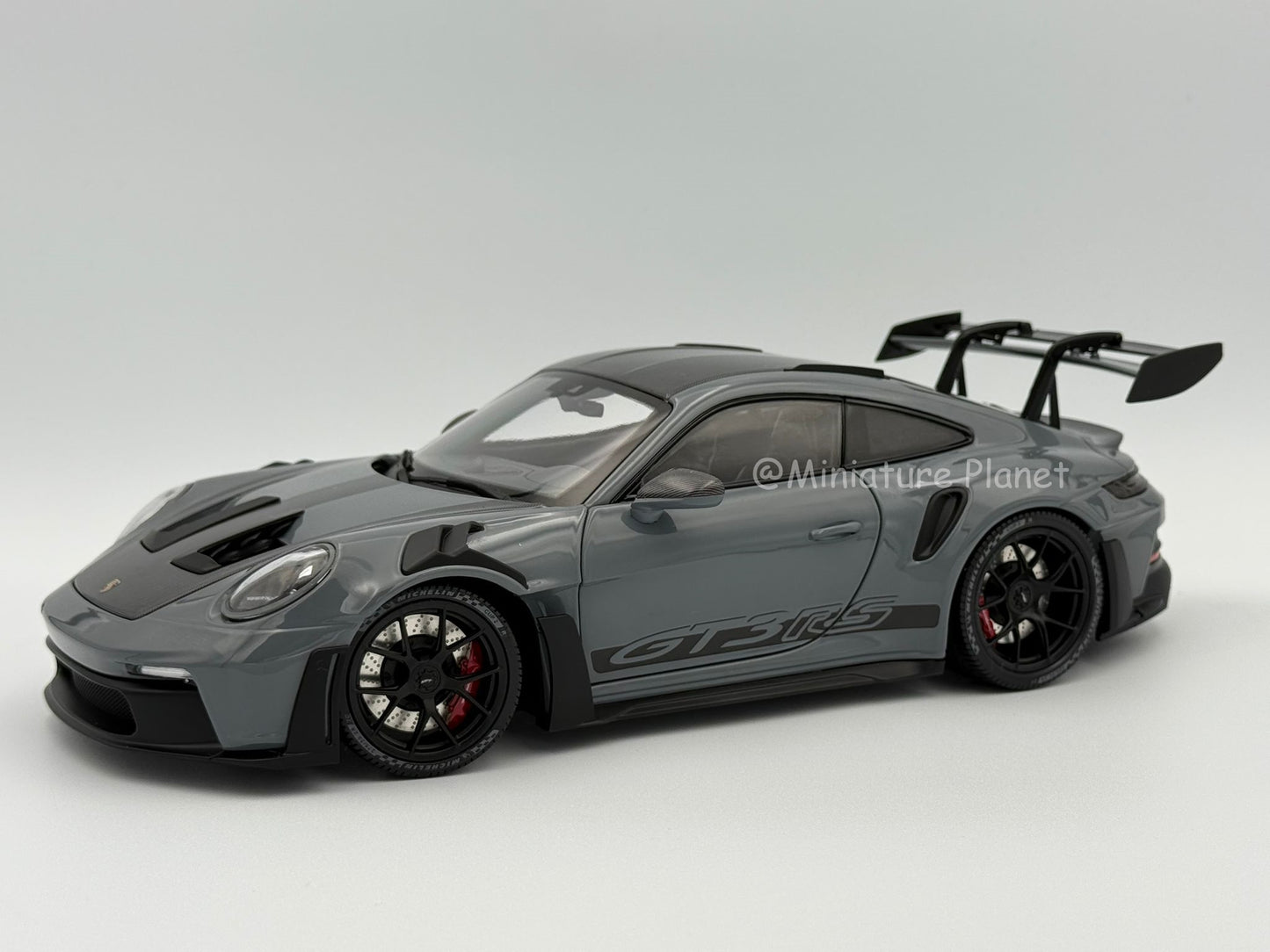 Minichamps 1:18 Porsche 911 (992) GT3 RS Weissach Package - Grey
