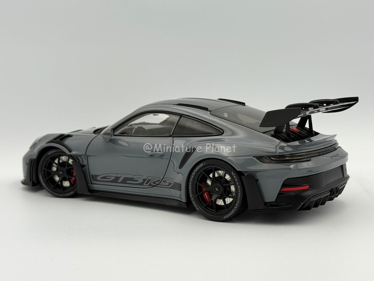 Minichamps 1:18 Porsche 911 (992) GT3 RS Weissach Package - Grey