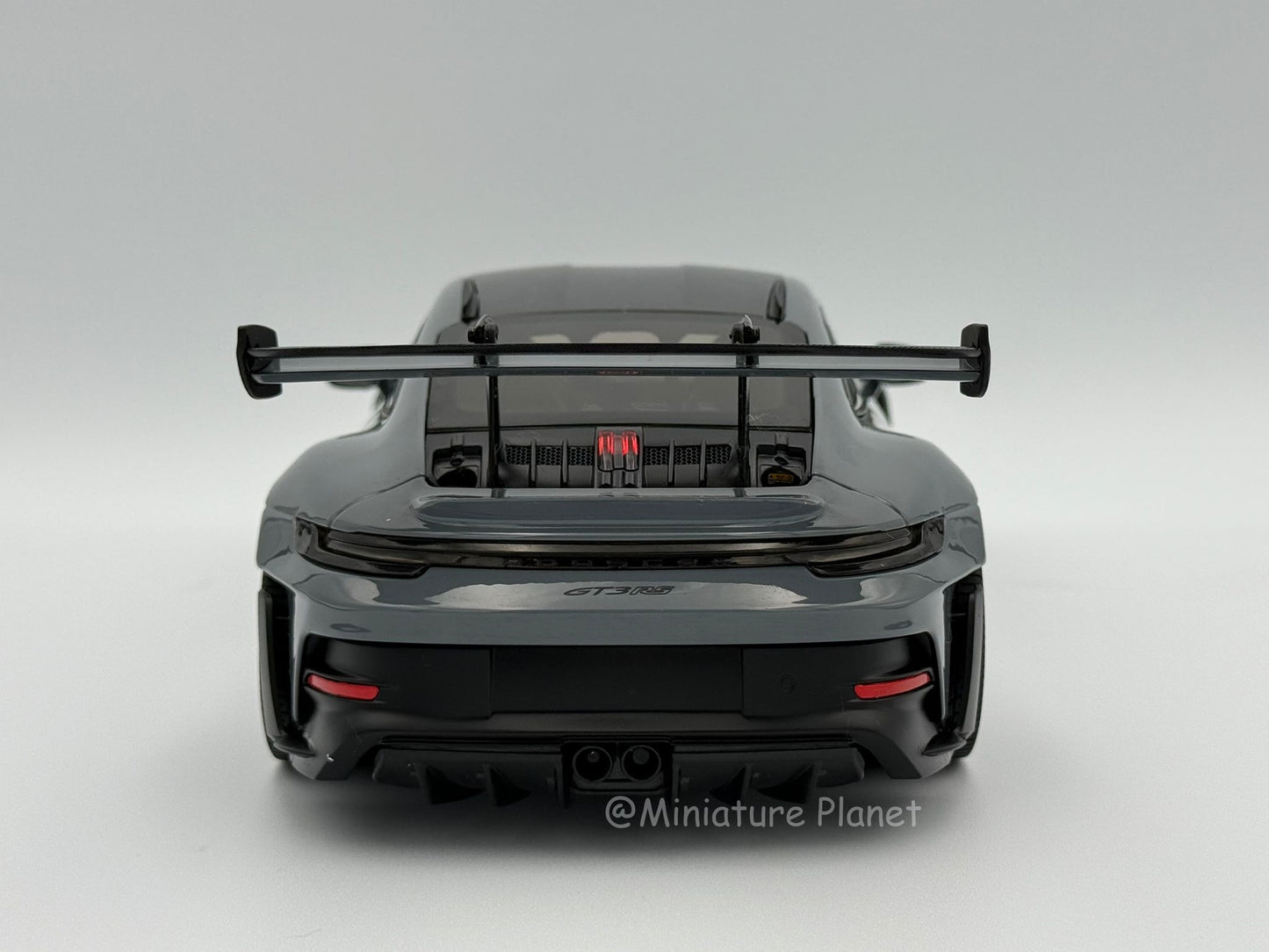 Minichamps 1:18 Porsche 911 (992) GT3 RS Weissach Package - Grey