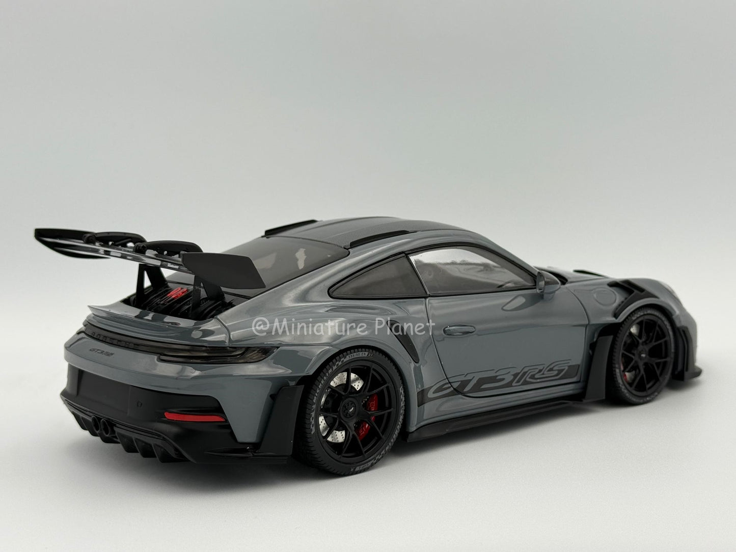 Minichamps 1:18 Porsche 911 (992) GT3 RS Weissach Package - Grey