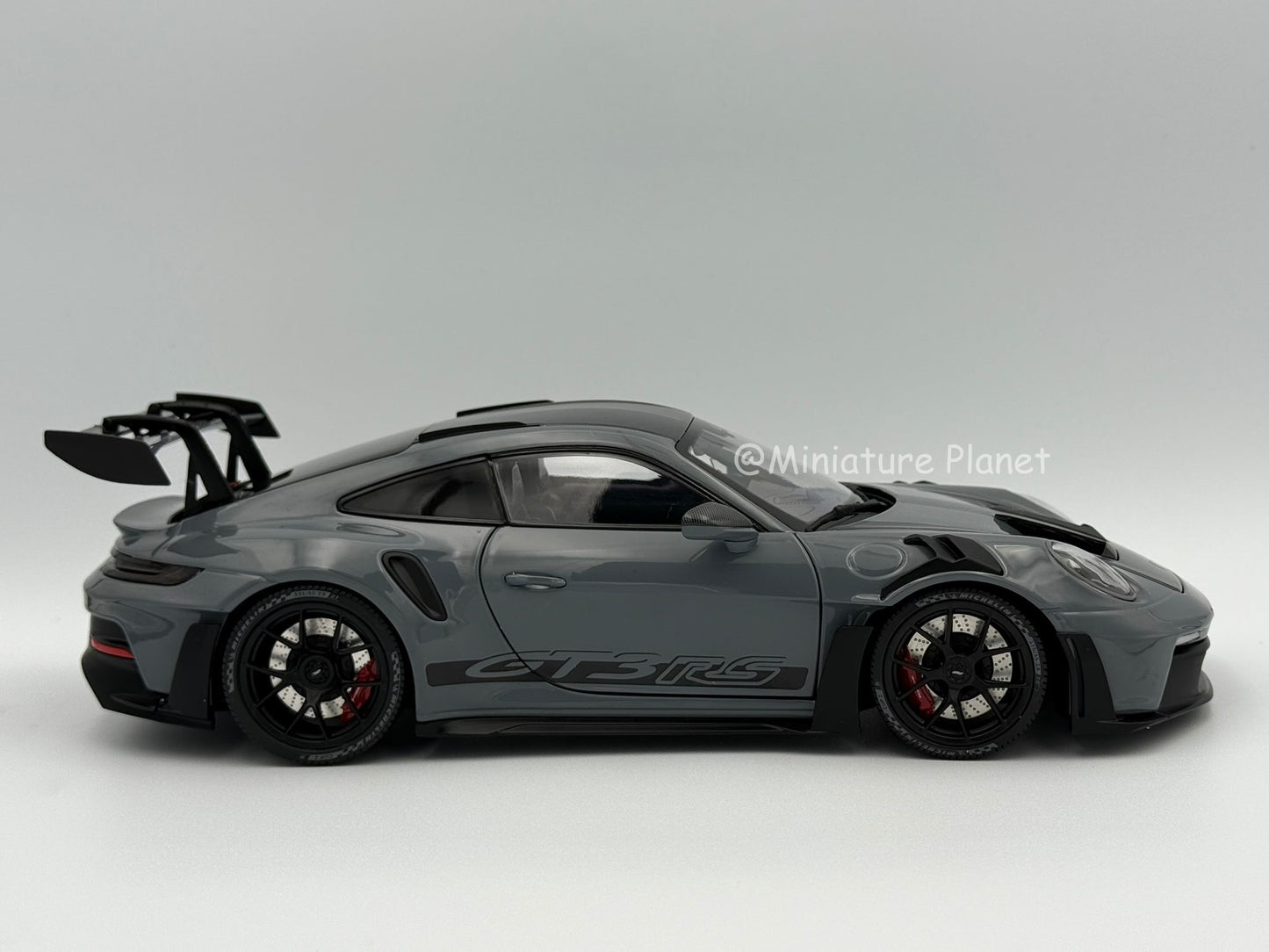 Minichamps 1:18 Porsche 911 (992) GT3 RS Weissach Package - Grey