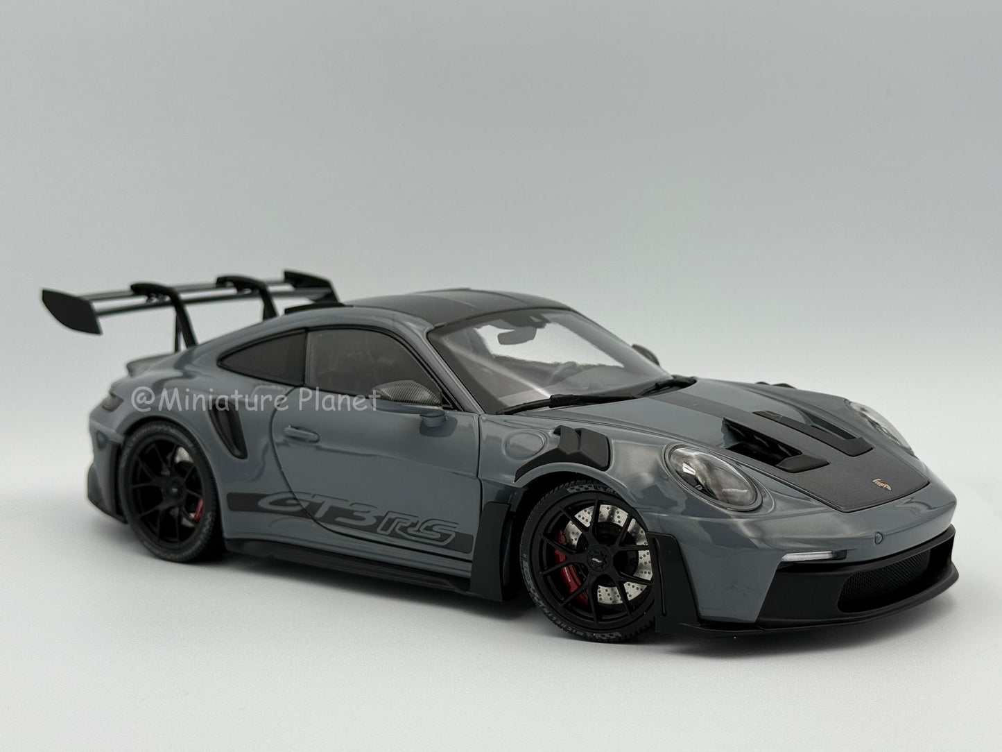 Minichamps 1:18 Porsche 911 (992) GT3 RS Weissach Package - Grey