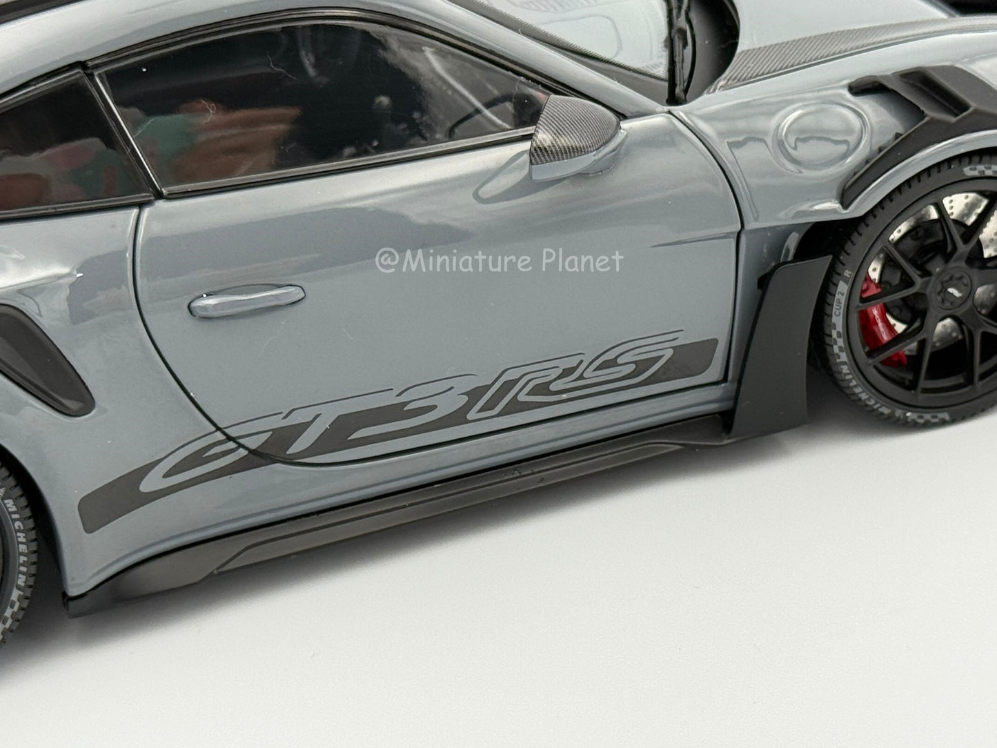 Minichamps 1:18 Porsche 911 (992) GT3 RS Weissach Package - Grey