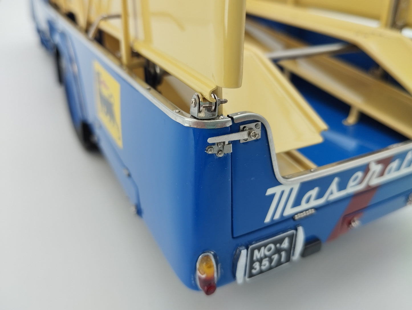 CMC 1:18 1957 Fiat 642 RN2 Bartoletti Maserati Race Car Transporter