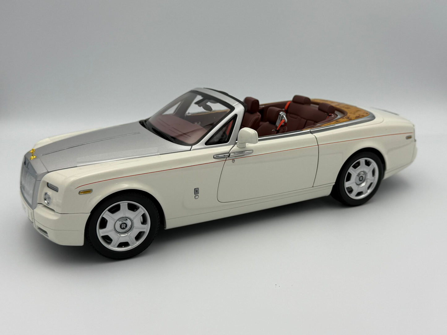 Kyosho 1:18 Rolls-Royce Phantom Drophead Coupe (English White)