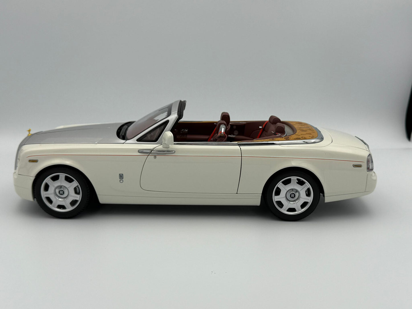 Kyosho 1:18 Rolls-Royce Phantom Drophead Coupe (English White)