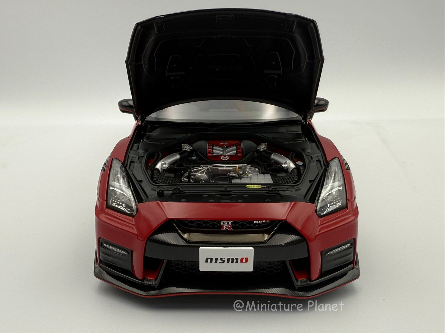 AUTOart 1:18 Nissan GT-R R35 Nismo (Red)