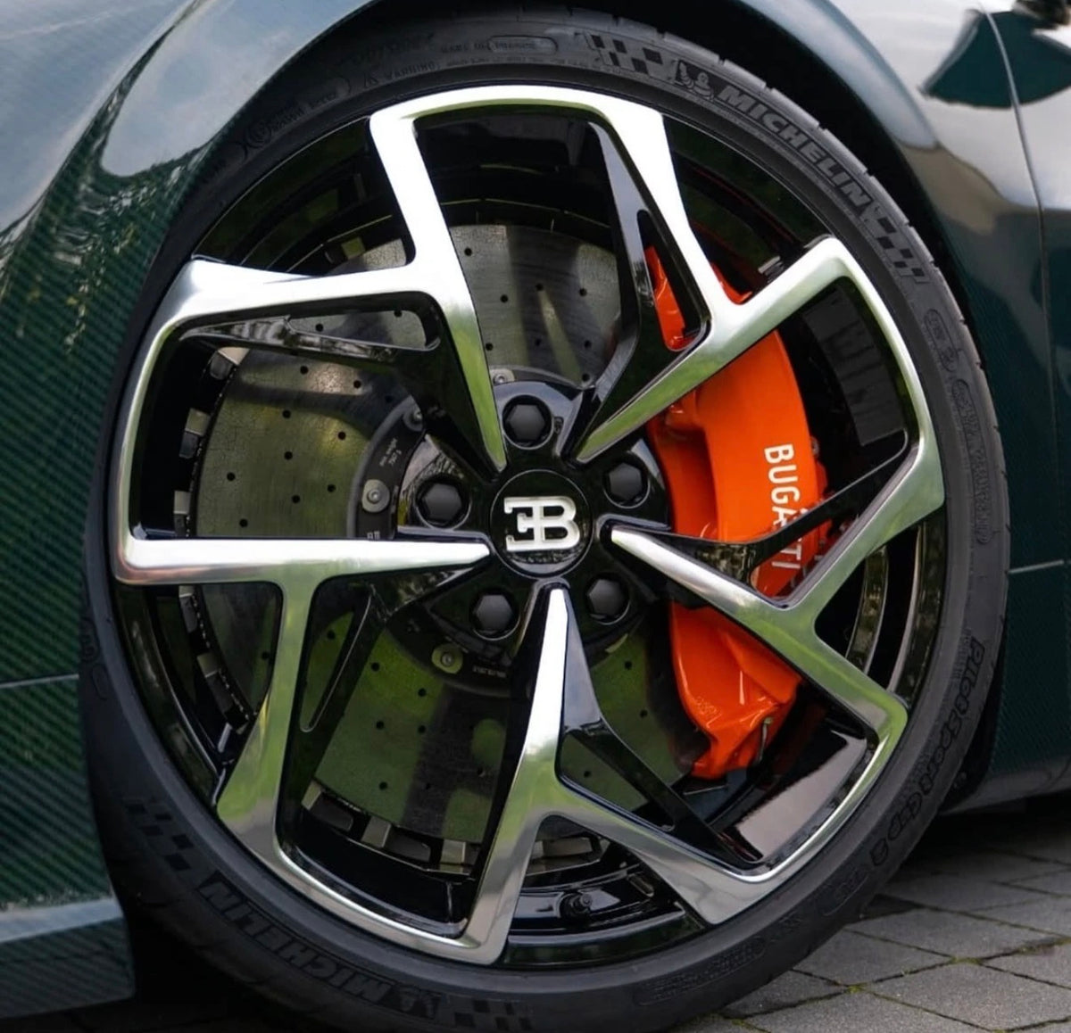 Henson & Heaven 1:18 Bugatti Mistral W16 - Green Carbon