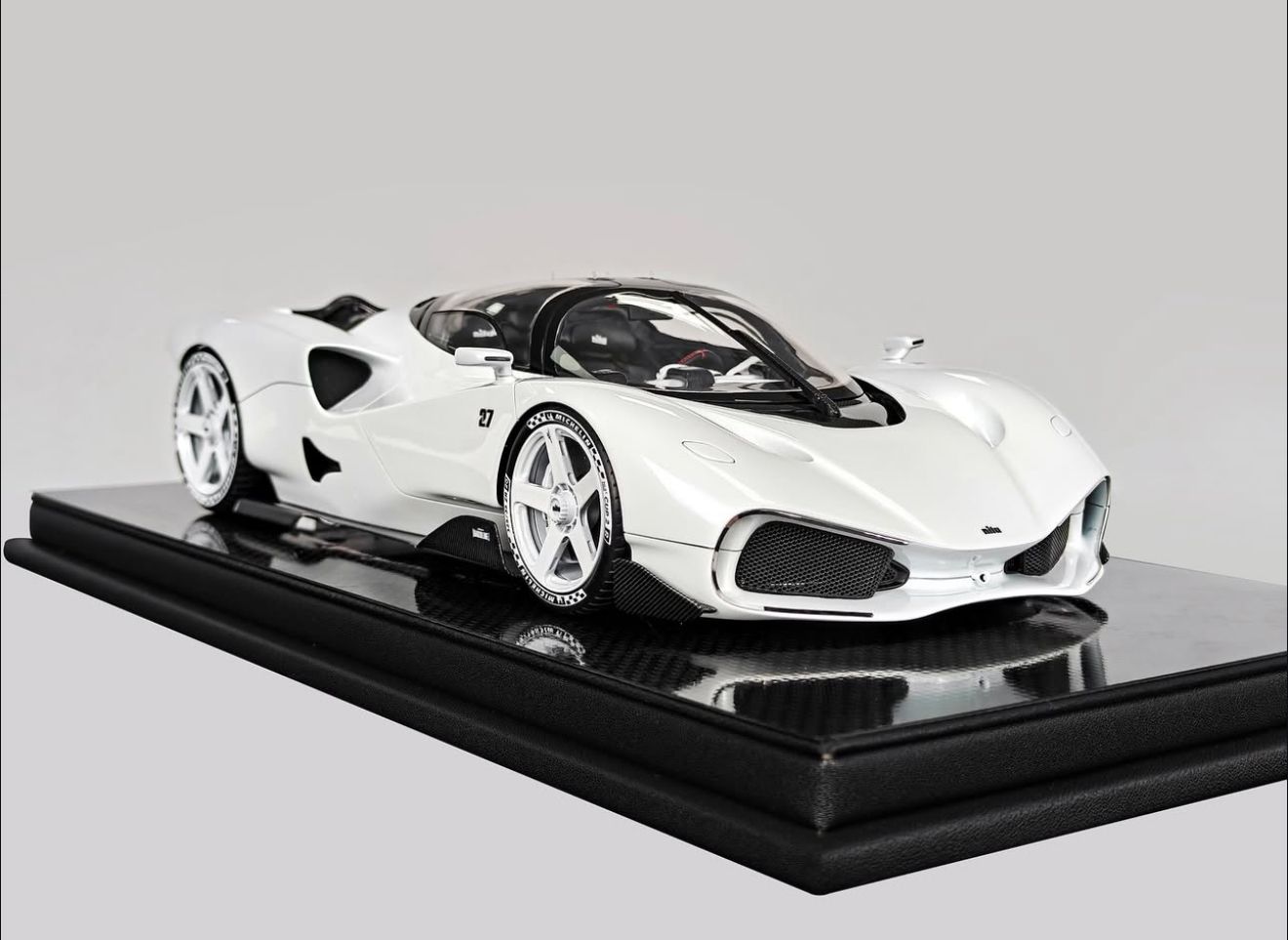 Frontiart 1:18 Nilu27 (White) - Preorder