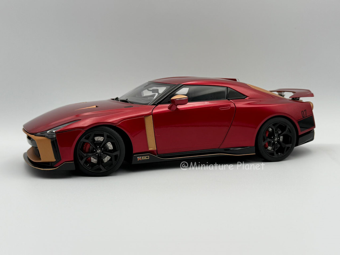AUTOart 1:18 Nissan GT-R50 Italdesign (Metallic Red/Gold)
