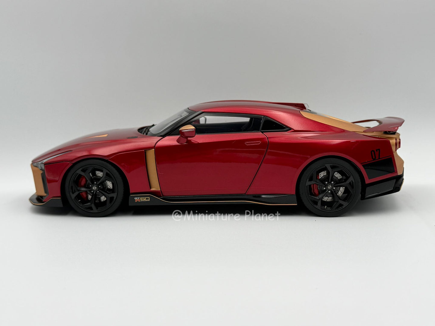 AUTOart 1:18 Nissan GT-R50 Italdesign (Metallic Red/Gold)