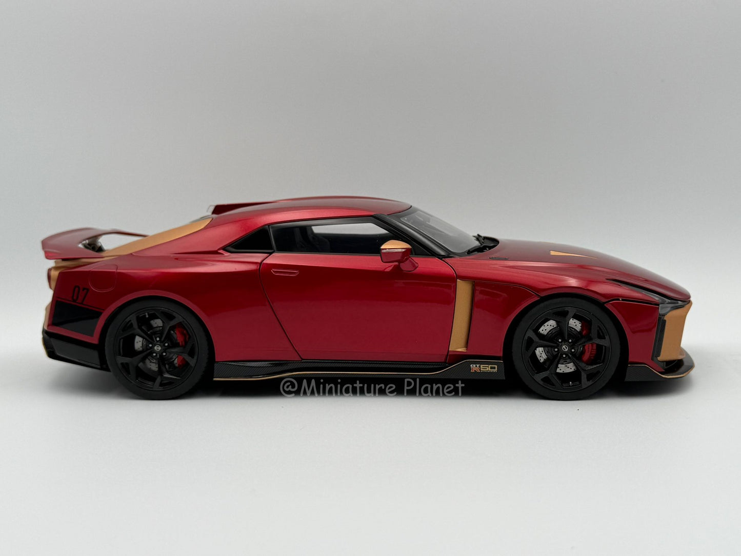 AUTOart 1:18 Nissan GT-R50 Italdesign (Metallic Red/Gold)