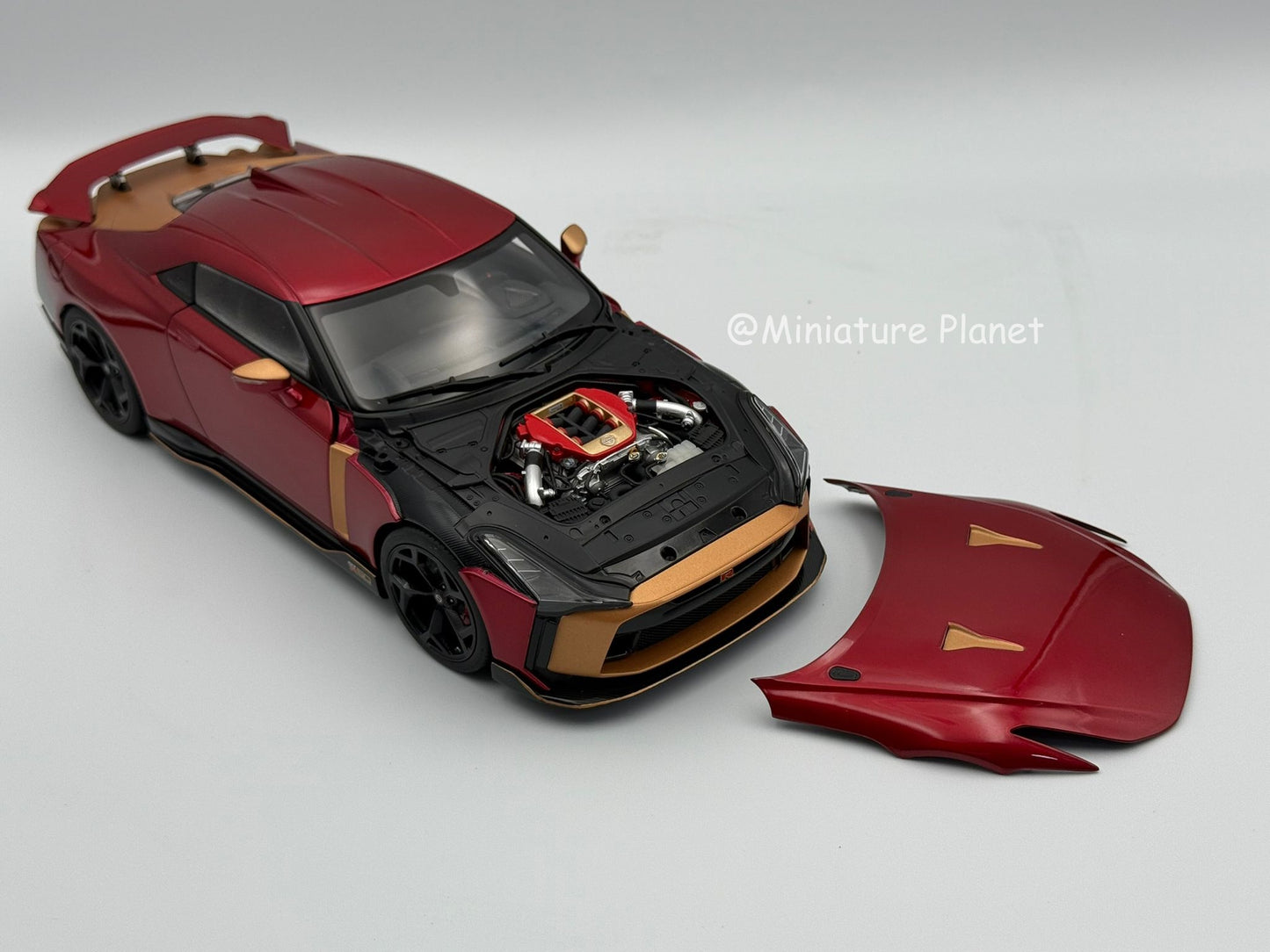 AUTOart 1:18 Nissan GT-R50 Italdesign (Metallic Red/Gold)