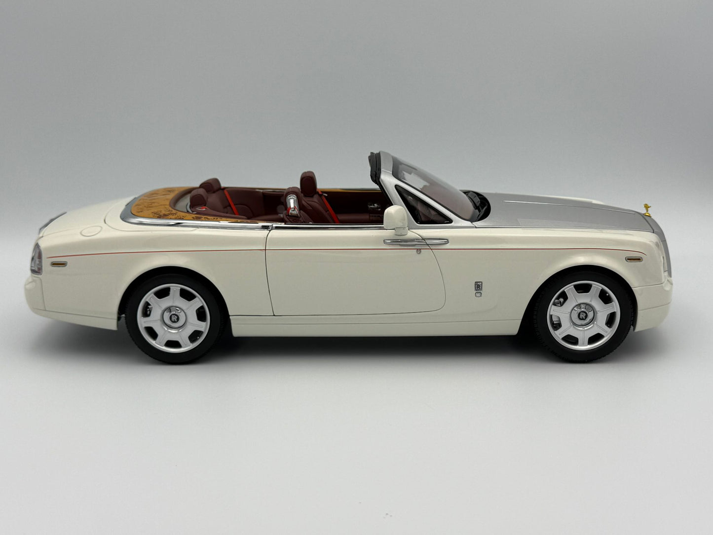 Kyosho 1:18 Rolls-Royce Phantom Drophead Coupe (English White)