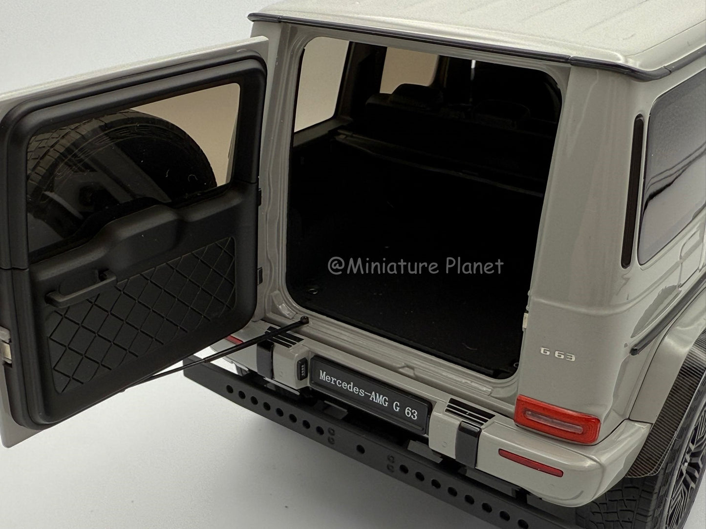 Almost Real 1:18 Mercedes-AMG G 63 4x4 2023 (Arabian Grey)
