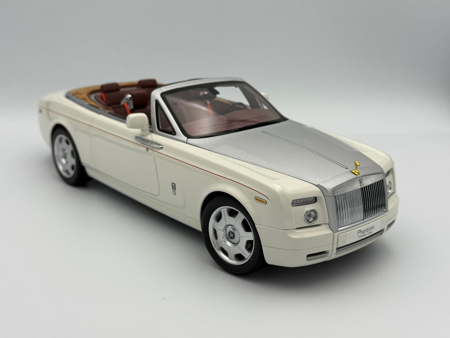Kyosho 1:18 Rolls-Royce Phantom Drophead Coupe (English White)