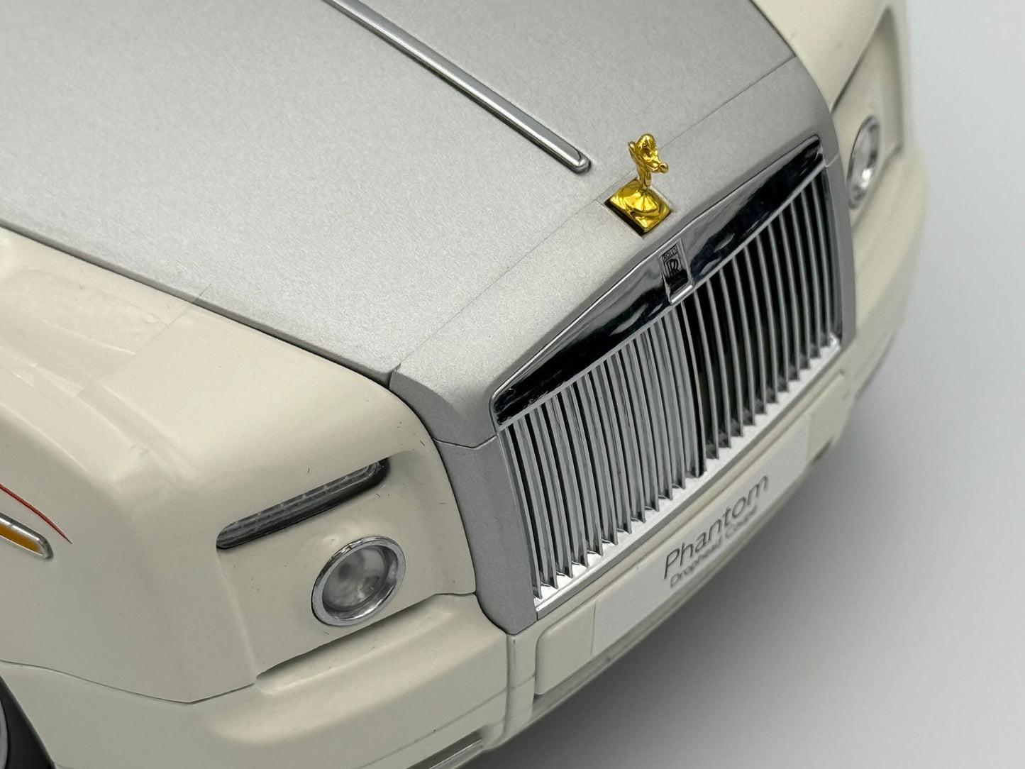 Kyosho 1:18 Rolls-Royce Phantom Drophead Coupe (English White)