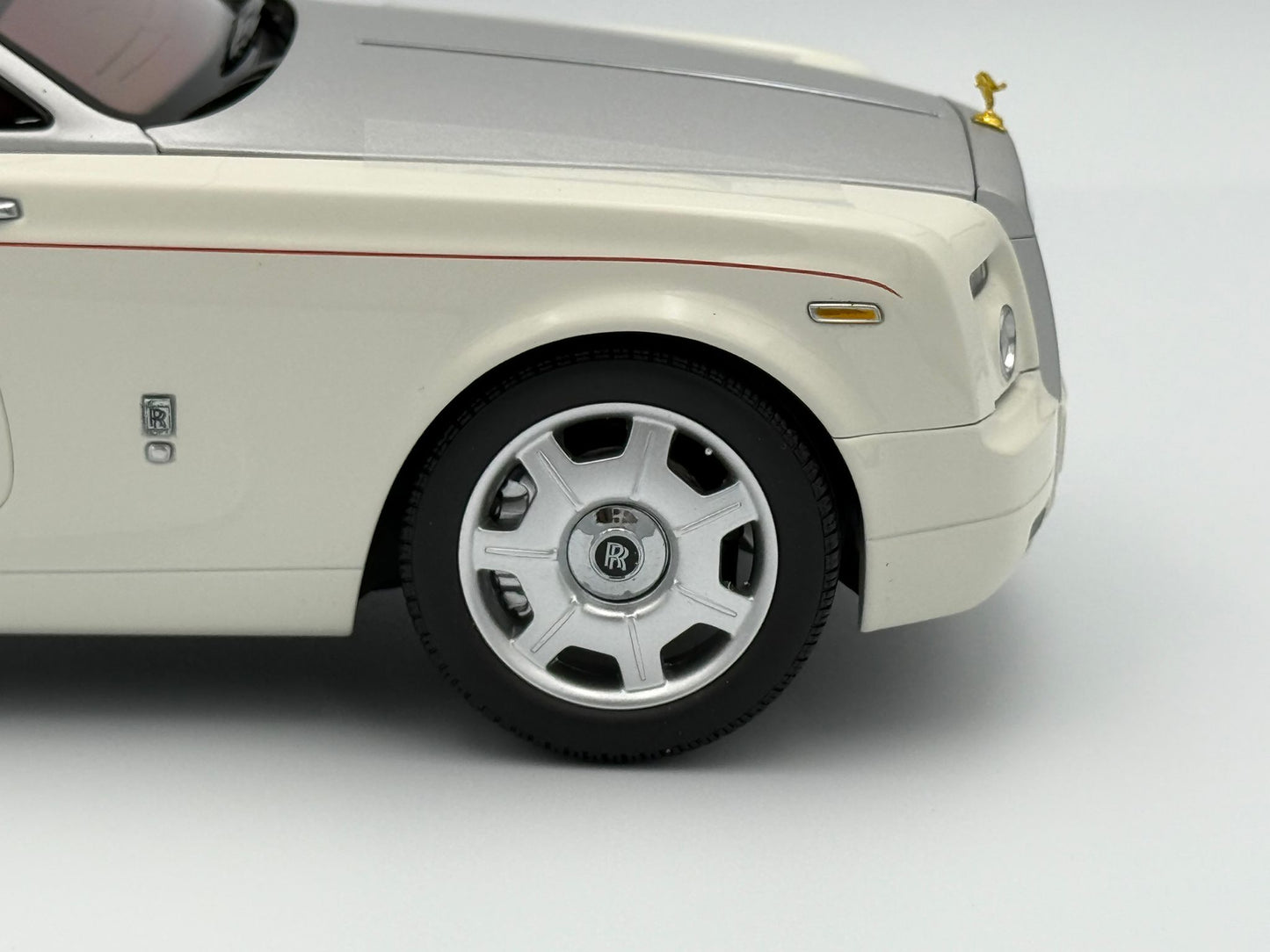 Kyosho 1:18 Rolls-Royce Phantom Drophead Coupe (English White)