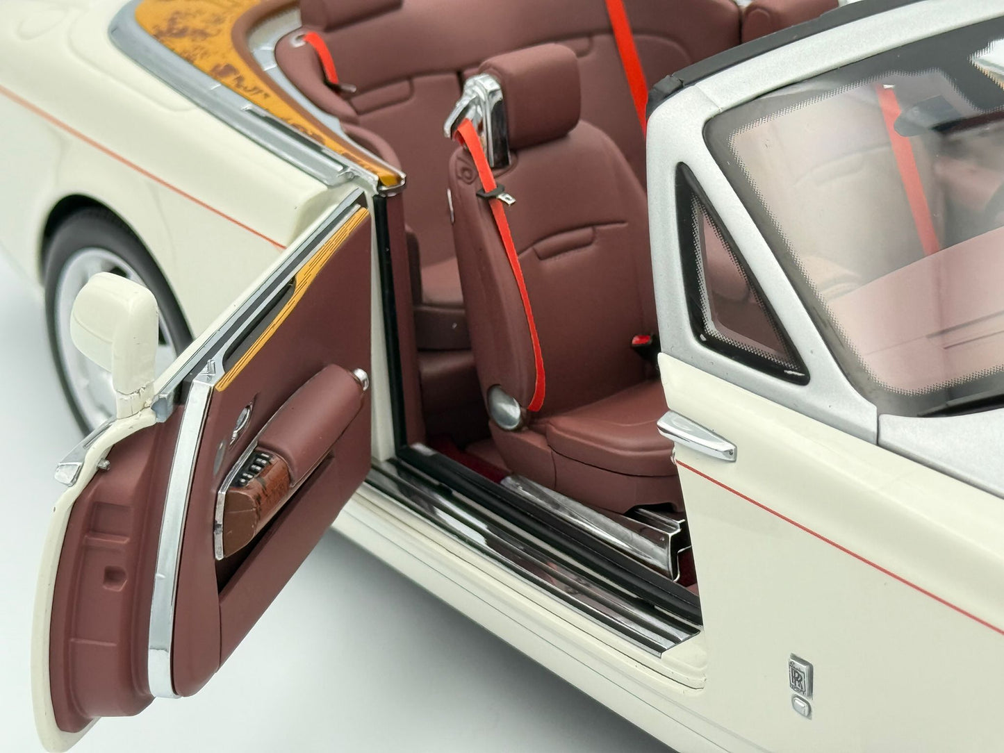 Kyosho 1:18 Rolls-Royce Phantom Drophead Coupe (English White)