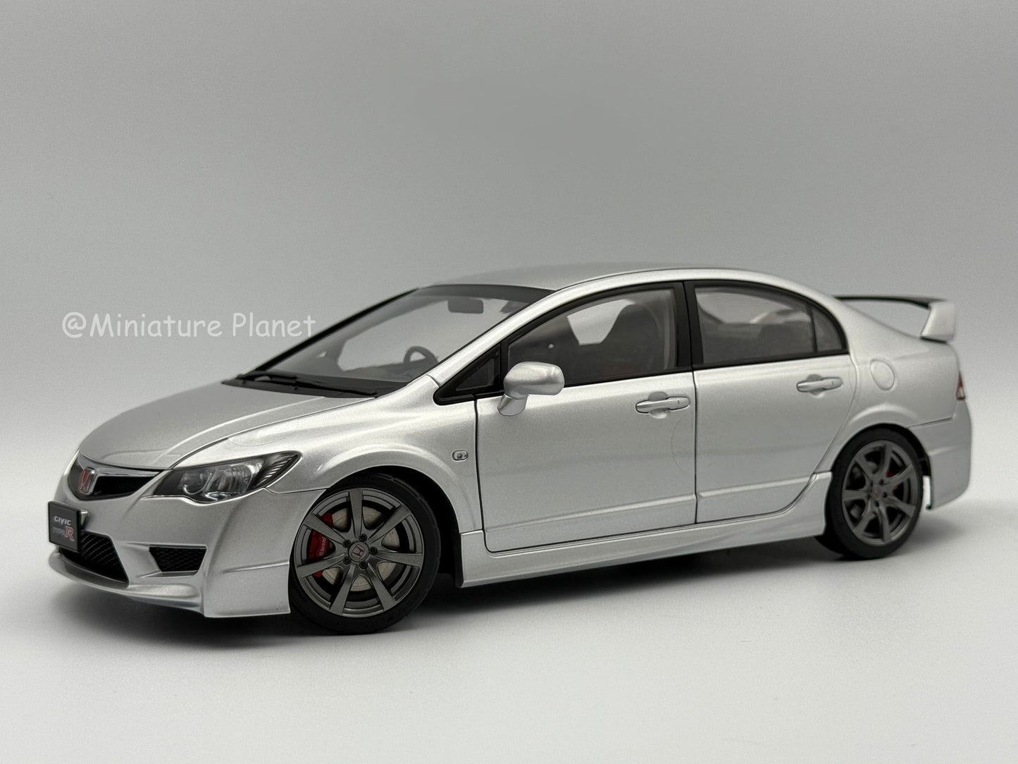 Motorhelix 1:18 Honda Civic Type R FD2 Late 2007 (Platinum Silver)