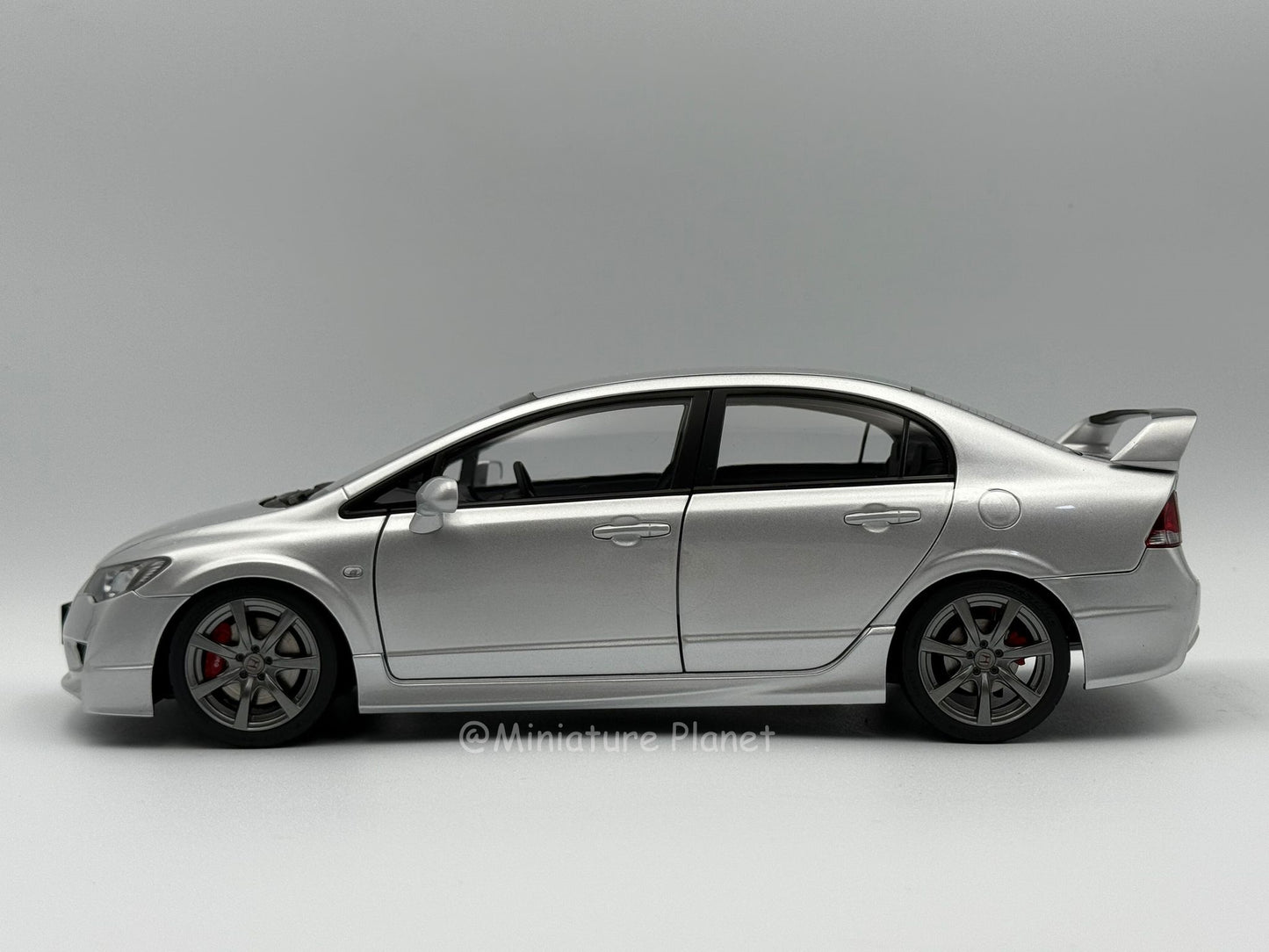 Motorhelix 1:18 Honda Civic Type R FD2 Late 2007 (Platinum Silver)